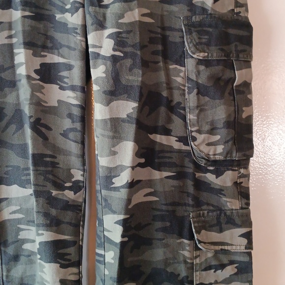 Cute Camo Carpenter pans - Picture 2 of 4